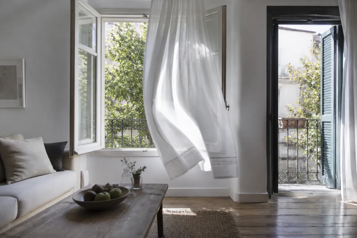 Ventanas opuestas abiertas para crear una corriente de aire en casa